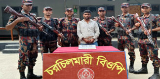 দৌলতপুর সীমান্ত থেকে স্বর্ণসহ চোরাকারবারী আটক