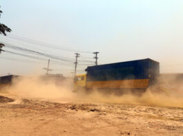 খোকসা বাসস্ট্যান্ডে ধুলার রাজত্ব, ধুকছে যাত্রী ও ব্যবসায়ীরা