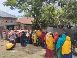 চাউল কিনতে লম্বা লাইনে অপেক্ষা