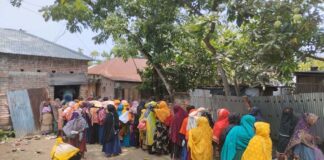 চাউল কিনতে লম্বা লাইনে অপেক্ষা