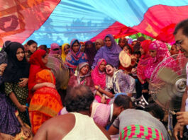ছাত্রের আগুনে পোড়া মরদেহ মিলল পুকুরে