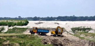 গড়াই নদীর মাটি ভাটায় বিক্রি করায় তিনজনকে জরিমানা