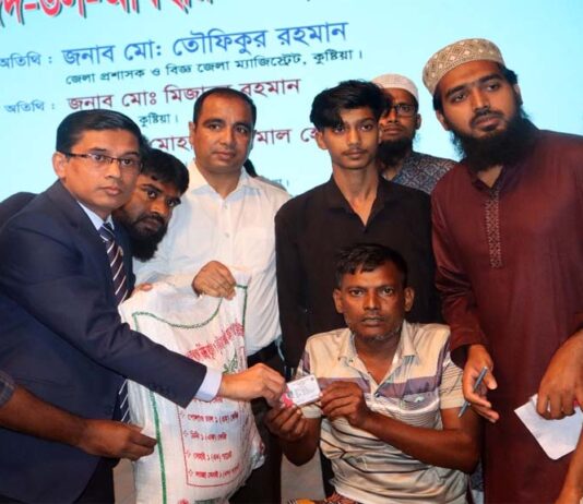 গণঅভ্যুত্থানে আহতদের মাঝে হেলথ্ কার্ড ও ঈদ সামগ্রী বিতরণ