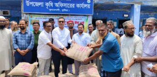কৃষকদের মধ্যে বিনামূল্যে বীজ-সার বিতরণ