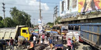ট্রাক শ্রমিকদের মারধরের প্রতিবাদে মহাসড়ক অবরোধ