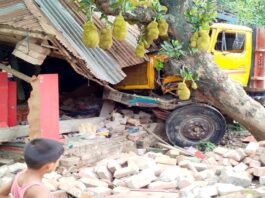 দৌলতপুরে নিয়ন্ত্রণ হারিয়ে বসতঘরে মালবাহী ট্রাক