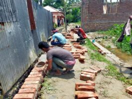 সরকারি স্কুলের জমিতে সড়ক নির্মাণ করছে পৌরসভার