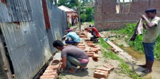 সরকারি স্কুলের জমিতে সড়ক নির্মাণ করছে পৌরসভার