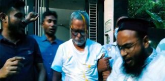 সাবেক সিইসি কেএম নুরুল হুদাকে পুলিশে দিলো জনতা