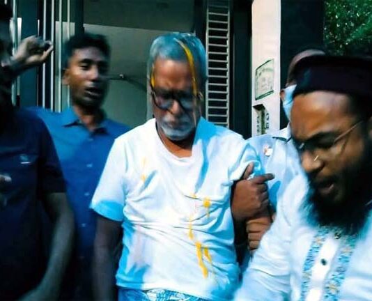 সাবেক সিইসি কেএম নুরুল হুদাকে পুলিশে দিলো জনতা