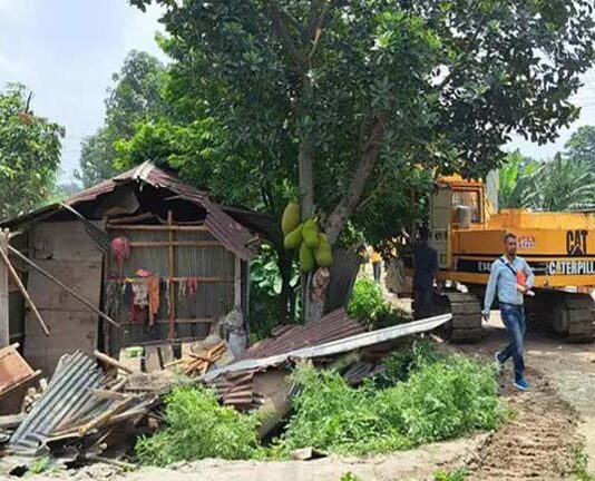কুষ্টিয়ায় পাউবোর জমি থেকে ৩৫ টি অবৈধ স্থাপনা উচ্ছেদ