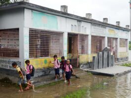 জলমগ্ন স্কুল ভবন