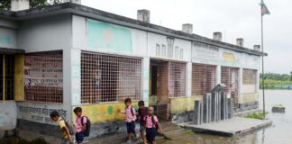 জলমগ্ন স্কুল ভবন