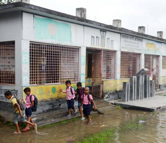 জলমগ্ন স্কুল ভবন