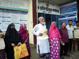 খোকসায় ছেলের বিরুদ্ধে বাবার অভিনব প্রতিবাদ