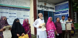 খোকসায় ছেলের বিরুদ্ধে বাবার অভিনব প্রতিবাদ