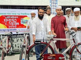 মসজিদে নামাজ পড়ে বাইসাইকেল পেলো ৫ শিক্ষার্থী