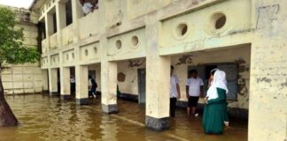 জলাবদ্ধতায় চরম দুর্ভোগে দুই বিদ্যালয়ের শিক্ষার্থীরা