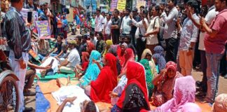 কুষ্টিয়ায় কাফনের কাপড় পরে জেলা বিএনপির কার্যালয় ঘেরাও