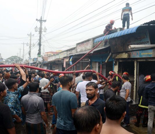 খোকসা বাজারে অগ্নিকান্ডে ৫ দোকান ভস্মীভুত