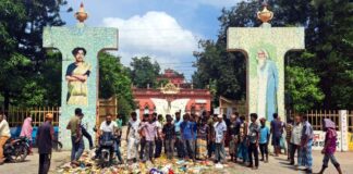 কুষ্টিয়া পৌরসভার গেটে ময়লা ফেলে পরিচ্ছন্নতা কর্মীদের কর্মবিরতি