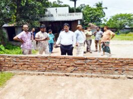 রাস্তায় প্রভাবশালীর দেওয়াল গুড়িয়ে দিলো প্রশাসন