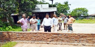 রাস্তায় প্রভাবশালীর দেওয়াল গুড়িয়ে দিলো প্রশাসন