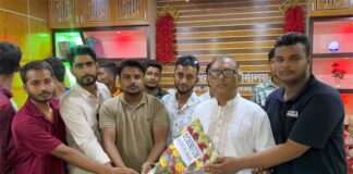 নবাগত অধ্যক্ষের সাথে ছাত্রদল নেতাদের শুভেচ্ছা বিনিময়