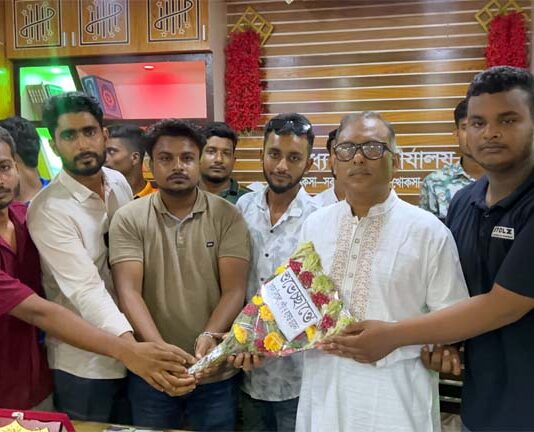 নবাগত অধ্যক্ষের সাথে ছাত্রদল নেতাদের শুভেচ্ছা বিনিময়
