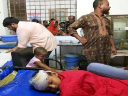 ভবনের ছাদ ধ্বসে পরে মা ও শিশু পুত্র আহত