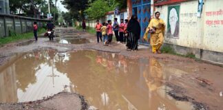 রাস্তার খানাখন্দের পানিতে শিশুদের বই ও টিফিন নষ্ট হয়