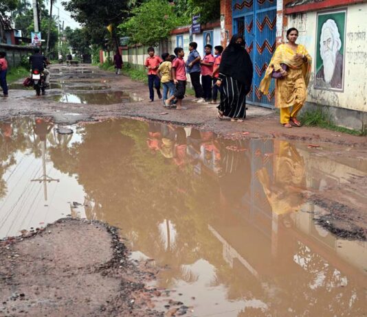 রাস্তার খানাখন্দের পানিতে শিশুদের বই ও টিফিন নষ্ট হয়