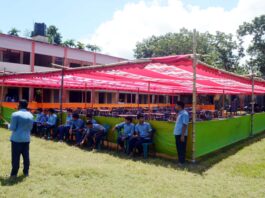 বিদ্যালয়ে পরীক্ষা ও ক্লাস চালু রেখেই বিএনপি কর্মীদের ভূড়ি ভোজ