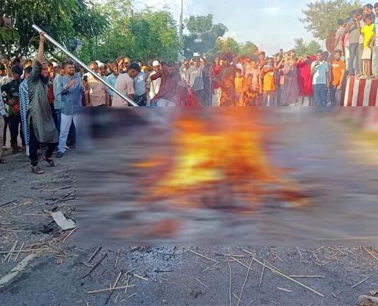 কবর থেকে ‘নুরাল পাগলা’র লাশ তুলে পুড়িয়ে দিয়েছে তৌহিদি জনতা