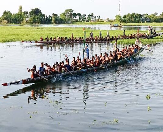 খোকসায় পদ্মা নদীর কোলে নৌকাবাইচ প্রতিযোগিতার উদ্বোধন