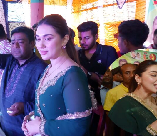 বিএনপির প্রতিষ্ঠা বার্ষিকীর কেক কাটলেন অপু বিশ্বস