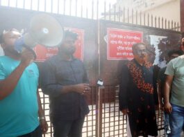 কুষ্টিয়ায় সিভিল সার্জন কার্যালয়ের প্রধান ফটকে তালা দিল বিক্ষুব্ধ পরীক্ষার্থী