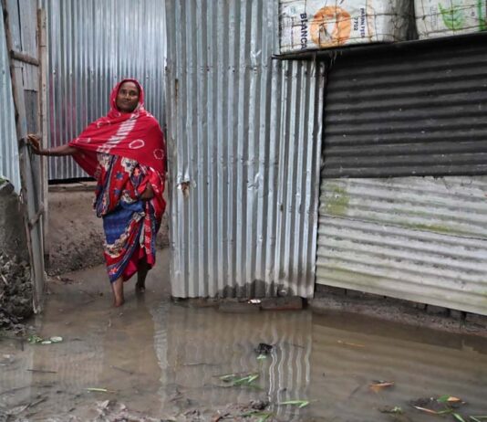 খোকসায় বালু ফেলে কালভাট ও নর্দমা বন্ধ করায় ৫০ পরিবার পানিবন্ধি