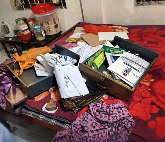 পূজা দেখে বাড়ি ফিরে দেখেন সোনার গহনা-টাকা কিছু নেই