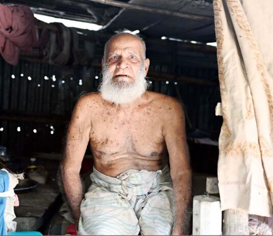 ১১ সন্তানের কেউ শতবর্ষী বৃদ্ধের দায়িত্ব নেয়নি