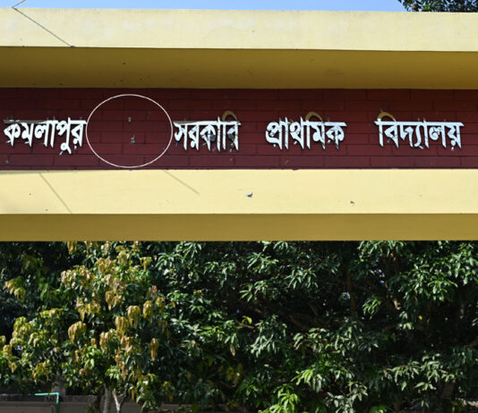 একটি প্রাথমিক বিদ্যালয়ে নাম ফলক তুলে ফেলেছে দুর্বৃত্তরা