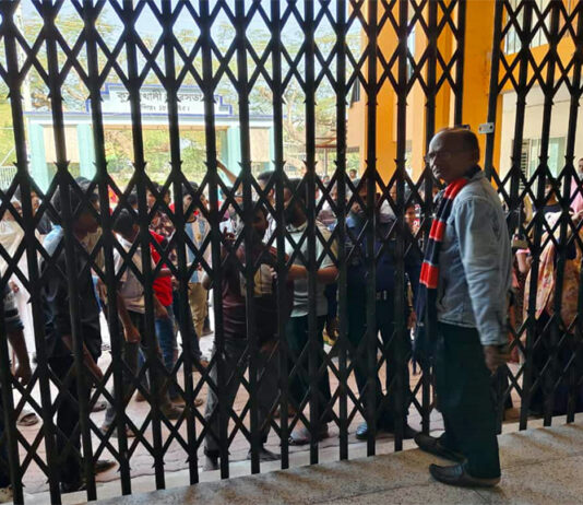 সার্ভেয়ারের কিলঘুষিতে চালকের মৃত্যুর অভিযোগ