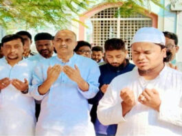 আওয়ামী লীগ নেতার কবর জিয়ারত করলেন বিএনপির মনোনীত প্রার্থী