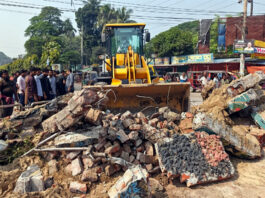 ঝিনাইদহে শেখ মুজিবের স্তম্ভ গুড়িয়ে দিয়েছে বিক্ষুব্ধ ছাত্র-জনতা