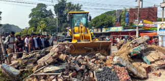 ঝিনাইদহে শেখ মুজিবের স্তম্ভ গুড়িয়ে দিয়েছে বিক্ষুব্ধ ছাত্র-জনতা