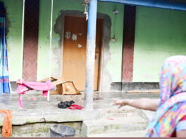 খোকসায় গভীর রাতে হামলা পাল্টা হামলা, ৬ বাড়ি ভাঙচুর
