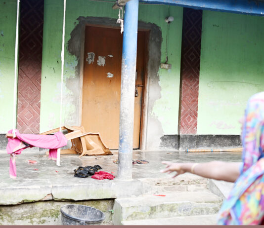 খোকসায় গভীর রাতে হামলা পাল্টা হামলা, ৬ বাড়ি ভাঙচুর