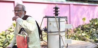 নিরাপত্তায় লোহার খাচা