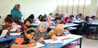 শিশুদের পরীক্ষার কক্ষ পরিদর্শক ছিলেন অভিভাবকরা