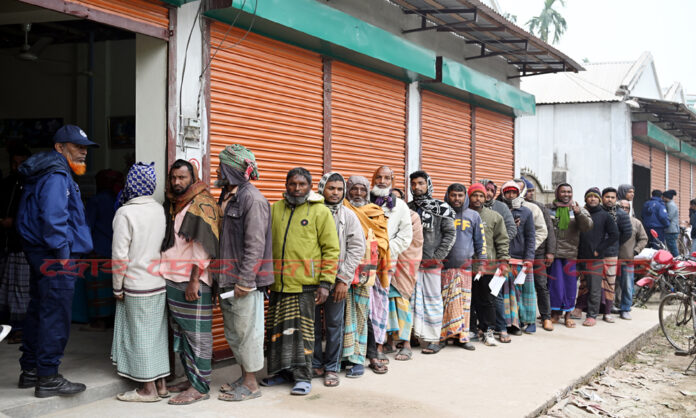 খোকসায় ন্যায্যমূলের সার কিনতে কৃষকদের লম্বা লাইন